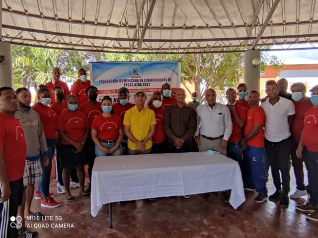 El viceministro de Deportes Kennedy Vargas preside la clausura junto a Pedro Reyes, Jesús Díaz y participantes en el curso.