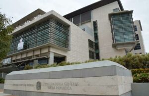 Policías rodean Procuraduría tras trasladar a doctores vinculados al caso Senasa 2.0
