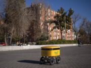 Conozca los robots que ahora llevan paquetes sin compañía de humanos