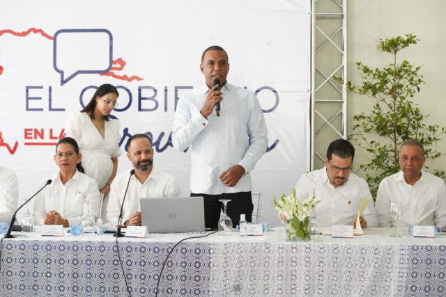 Carlos Gmez habla a los presentes