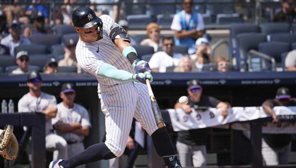 Judge abandona juego de los Yankees por rigidez en la pierna derecha