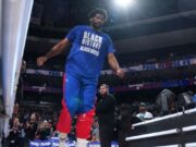 Embiid no jugará el segundo partido contra los Knicks debido a lesiones en el tobillo y la cadera