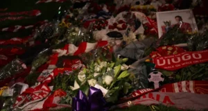 El Real Madrid homenajea a Diogo Jota con una ofrenda floral en Anfield