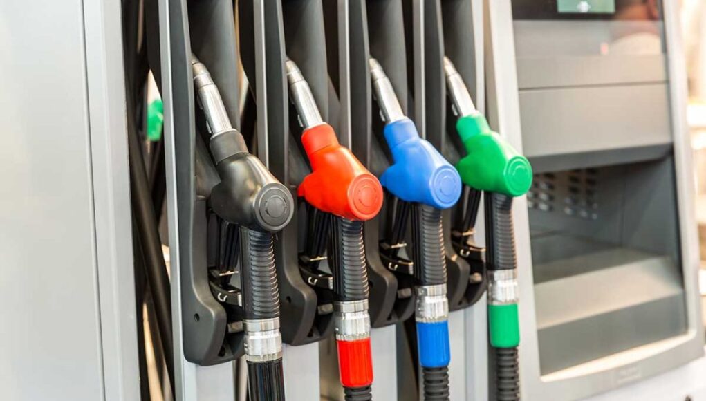Gobierno congela precios de los combustibles