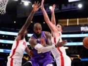 Rockets vencieron a los Lakers en el quinto partido, evitando eliminación de los playoffs