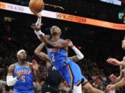 Thunder barren a Phoenix, Jokic logra un triple-doble y los Nuggets evitan eliminación