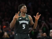 Timberwolves vencen a Spurs para empatar la serie tras la expulsión de Wembanyama; Knicks eliminan a Filadelfia