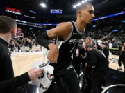 NBA prohíbe de por vida la entrada a dos aficionados por intentar hacerse selfie con Wemby