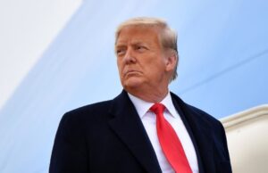 Trump llega a Irlanda entre protestas y un amplio despliegue de seguridad