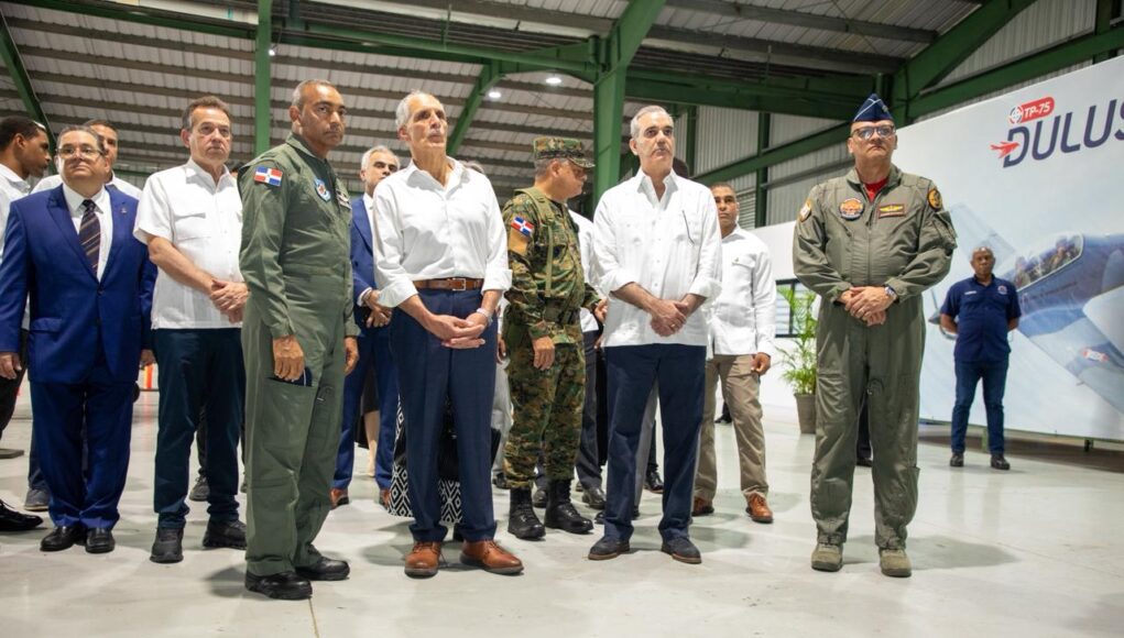 Presidente Abinader y su homólogo hondureño Nasry Asfura recorren Base Aérea de San Isidro