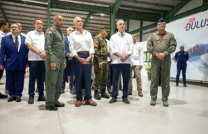 Presidente Abinader y su homólogo hondureño Nasry Asfura recorren Base Aérea de San Isidro