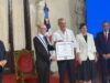 Abinader condecora al historiador Frank Moya Pons en el Palacio Nacional