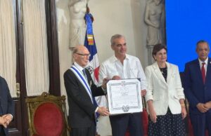 Abinader condecora al historiador Frank Moya Pons en el Palacio Nacional