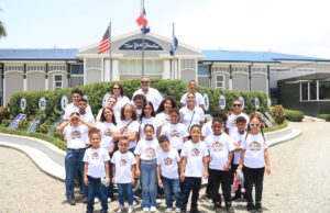 Comisionado de Béisbol realiza actividad con hijos de colaboradores