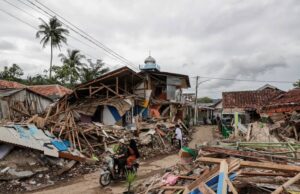 Terremoto de magnitud 7.7 sacude Indonesia y activa alerta de tsunami
