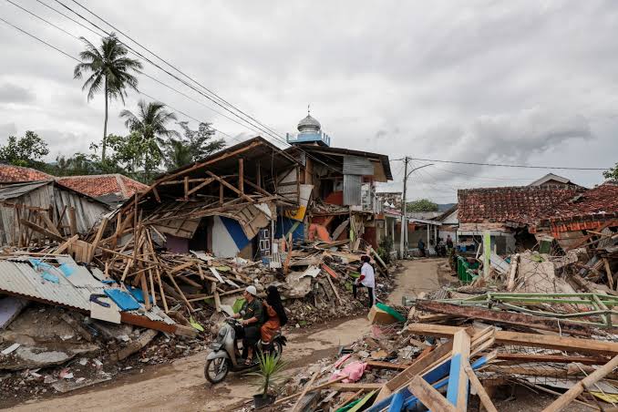 Terremoto de magnitud 7.7 sacude Indonesia y activa alerta de tsunami
