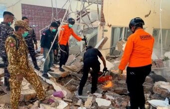 Se eleva a 38 el número de muertos en Indonesia tras un terremoto de magnitud 7,7