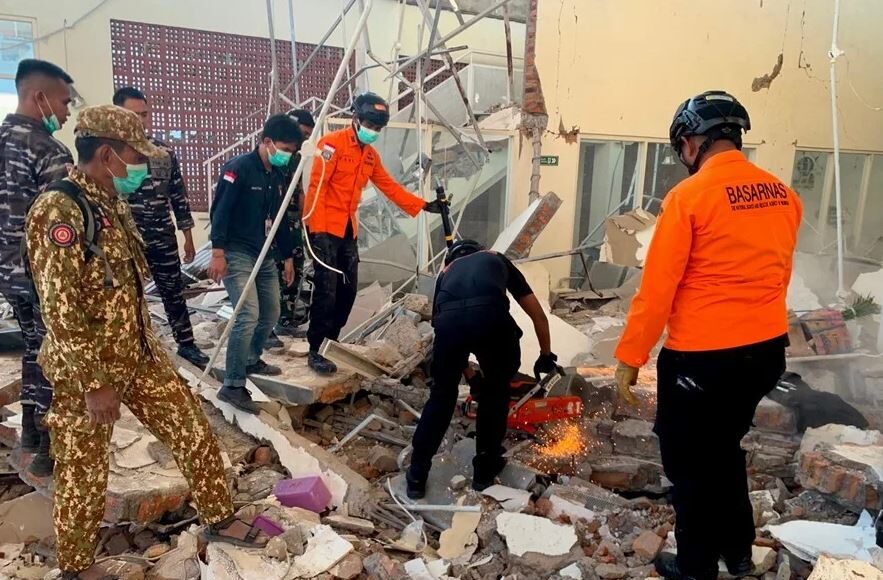 Se eleva a 38 el número de muertos en Indonesia tras un terremoto de magnitud 7,7