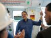El Instituto Nacional de Tránsito y Transporte Terrestre (INTRANT) y la Empresa Metropolitana de Transporte (EMT) avanzan en la planificación para reorganizar las rutas alimentadoras que convergen en el kilómetro 9 de la autopista Duarte, con miras a su integración con los sistemas de transporte masivo que operarán en este importante nodo del Gran Santo Domingo. Como parte de esta coordinación, el director ejecutivo del INTRANT, Juan Manuel Méndez, y el vicepresidente ejecutivo de la Empresa Metropolitana de Transporte (EMT) y director ejecutivo del FITRAM, Jhael Isa Tavárez, realizaron un recorrido técnico por la zona para evaluar las condiciones de operación de las rutas y los espacios destinados a la transferencia de pasajeros. La planificación adquiere especial relevancia ante la próxima integración de la Línea 2C del Metro de Santo Domingo y la nueva estación del Teleférico, infraestructuras que ampliarán la conectividad de la zona y requerirán una adecuada articulación con los servicios de transporte público que trasladan pasajeros desde y hacia distintos sectores. Durante la jornada, los equipos técnicos del INTRANT y la EMT evaluaron la ubicación y operación de las rutas alimentadoras, la circulación vehicular, la accesibilidad y el flujo de pasajeros, así como las condiciones necesarias para facilitar una conexión ordenada entre los diferentes modos de transporte. El proceso procura que las rutas que actualmente convergen en el entorno puedan incorporarse de manera organizada al nuevo esquema de movilidad, facilitando a los usuarios la transferencia hacia el Metro, el Teleférico y los demás servicios de transporte público que operarán en el nodo. En el levantamiento participaron además representantes de la Dirección General de Seguridad de Tránsito y Transporte Terrestre (DIGESETT) y del Ministerio de Obras Públicas y Comunicaciones (MOPC), como parte de la coordinación interinstitucional para articular las operaciones y las condiciones viales del entorno. El INTRANT y la EMT continuarán trabajando de manera conjunta en la definición del esquema operativo de las rutas alimentadoras, con el propósito de acompañar la incorporación de las nuevas infraestructuras con un sistema de transporte público más integrado, organizado y eficiente para los usuarios del Gran Santo Doming