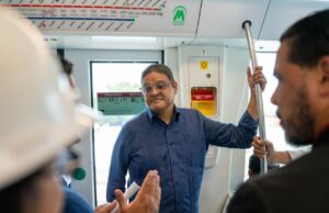 El Instituto Nacional de Tránsito y Transporte Terrestre (INTRANT) y la Empresa Metropolitana de Transporte (EMT) avanzan en la planificación para reorganizar las rutas alimentadoras que convergen en el kilómetro 9 de la autopista Duarte, con miras a su integración con los sistemas de transporte masivo que operarán en este importante nodo del Gran Santo Domingo. Como parte de esta coordinación, el director ejecutivo del INTRANT, Juan Manuel Méndez, y el vicepresidente ejecutivo de la Empresa Metropolitana de Transporte (EMT) y director ejecutivo del FITRAM, Jhael Isa Tavárez, realizaron un recorrido técnico por la zona para evaluar las condiciones de operación de las rutas y los espacios destinados a la transferencia de pasajeros. La planificación adquiere especial relevancia ante la próxima integración de la Línea 2C del Metro de Santo Domingo y la nueva estación del Teleférico, infraestructuras que ampliarán la conectividad de la zona y requerirán una adecuada articulación con los servicios de transporte público que trasladan pasajeros desde y hacia distintos sectores. Durante la jornada, los equipos técnicos del INTRANT y la EMT evaluaron la ubicación y operación de las rutas alimentadoras, la circulación vehicular, la accesibilidad y el flujo de pasajeros, así como las condiciones necesarias para facilitar una conexión ordenada entre los diferentes modos de transporte. El proceso procura que las rutas que actualmente convergen en el entorno puedan incorporarse de manera organizada al nuevo esquema de movilidad, facilitando a los usuarios la transferencia hacia el Metro, el Teleférico y los demás servicios de transporte público que operarán en el nodo. En el levantamiento participaron además representantes de la Dirección General de Seguridad de Tránsito y Transporte Terrestre (DIGESETT) y del Ministerio de Obras Públicas y Comunicaciones (MOPC), como parte de la coordinación interinstitucional para articular las operaciones y las condiciones viales del entorno. El INTRANT y la EMT continuarán trabajando de manera conjunta en la definición del esquema operativo de las rutas alimentadoras, con el propósito de acompañar la incorporación de las nuevas infraestructuras con un sistema de transporte público más integrado, organizado y eficiente para los usuarios del Gran Santo Doming
