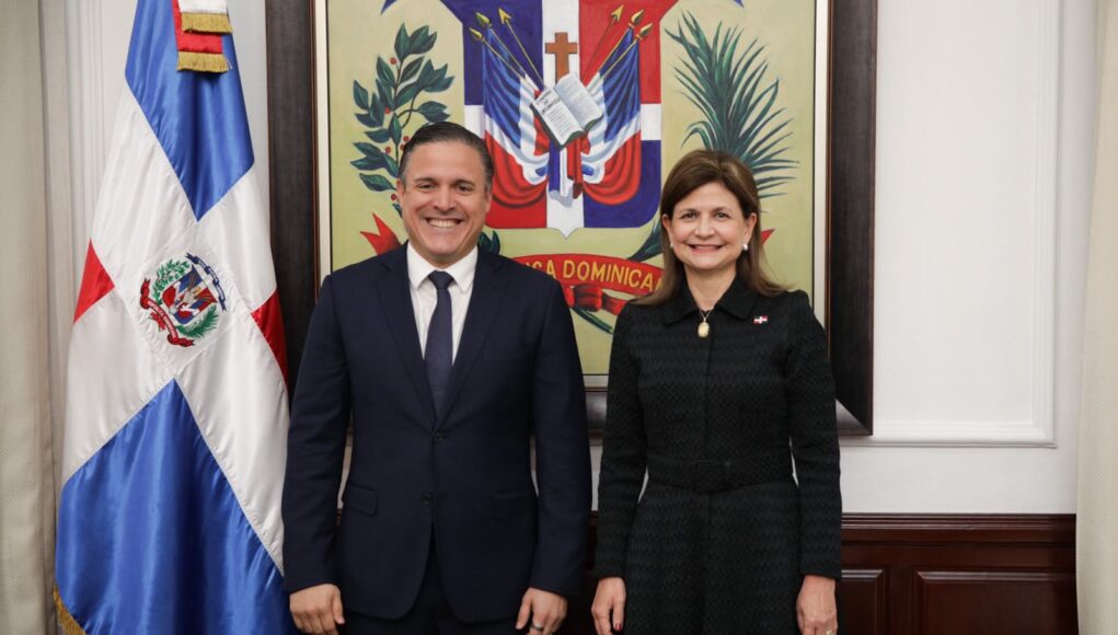 Raquel Peña juramenta a Jean Luis Rodríguez como nuevo ministro de Vivienda
