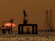 Petróleo se dispara más de 2 % por escalada entre EE.UU. e Irán y tensión en Ormuz