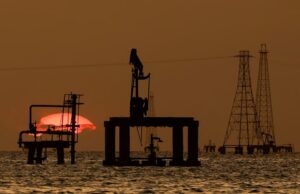 Petróleo se dispara más de 2 % por escalada entre EE.UU. e Irán y tensión en Ormuz