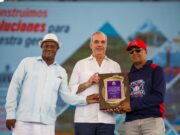 Abinader inaugura campo de béisbol Nelson Mateo en Pizarrete