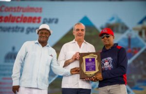 Abinader inaugura campo de béisbol Nelson Mateo en Pizarrete