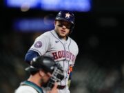 Astros desperdician ventaja de 4-0 y la oportunidad de despegarse en el Oeste
