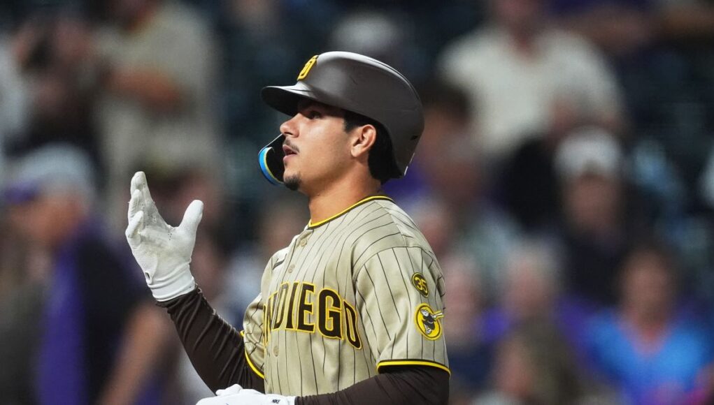 Salas hace historia con sus primeros 2 HR y Padres se afianzan en el 3er Comodín