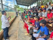 Comisionado de Béisbol impacta a cientos de niños durante jornada educativa en Monte Plata