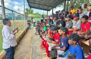 Comisionado de Béisbol impacta a cientos de niños durante jornada educativa en Monte Plata