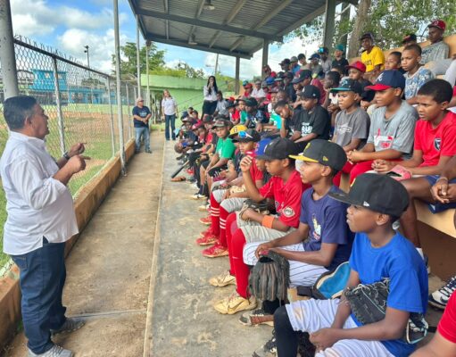 Comisionado de Béisbol impacta a cientos de niños durante jornada educativa en Monte Plata