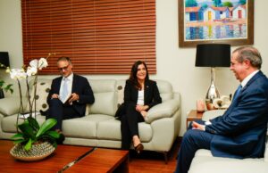 Embajadora de EEUU gira visita a Francisco Javier