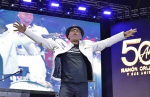 Ramón Orlando celebra 50 años de carrera y llena el Estadio Olímpico