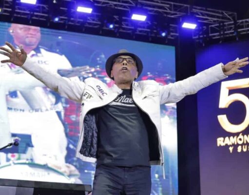 Ramón Orlando celebra 50 años de carrera y llena el Estadio Olímpico