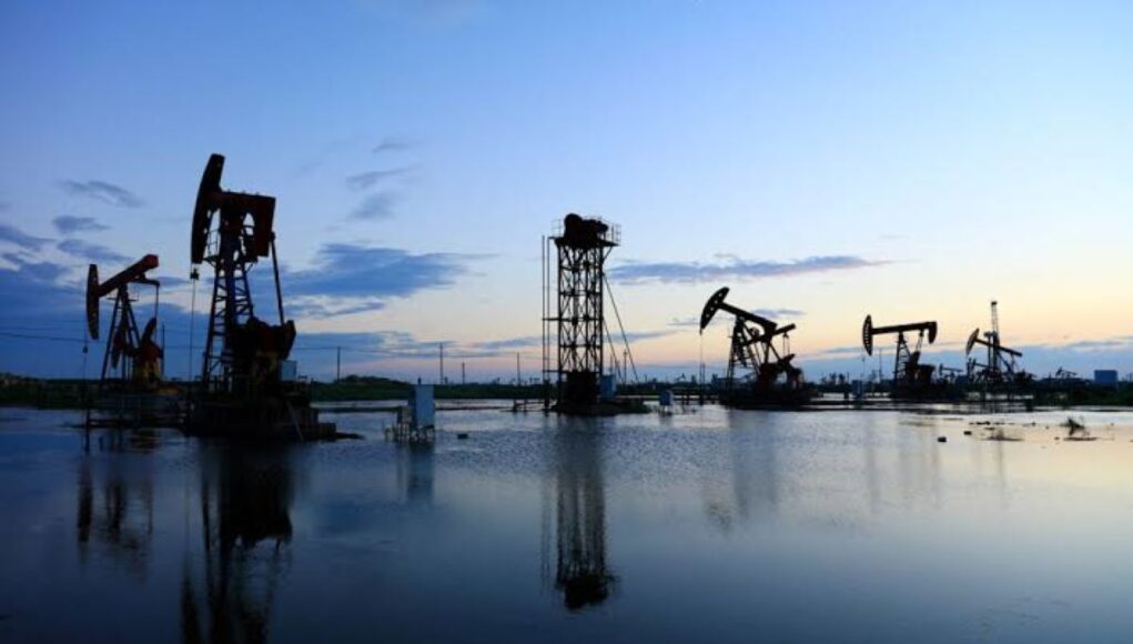 Petróleo WTI sube 5.2 % tras nuevos ataques de Estados Unidos a Irán