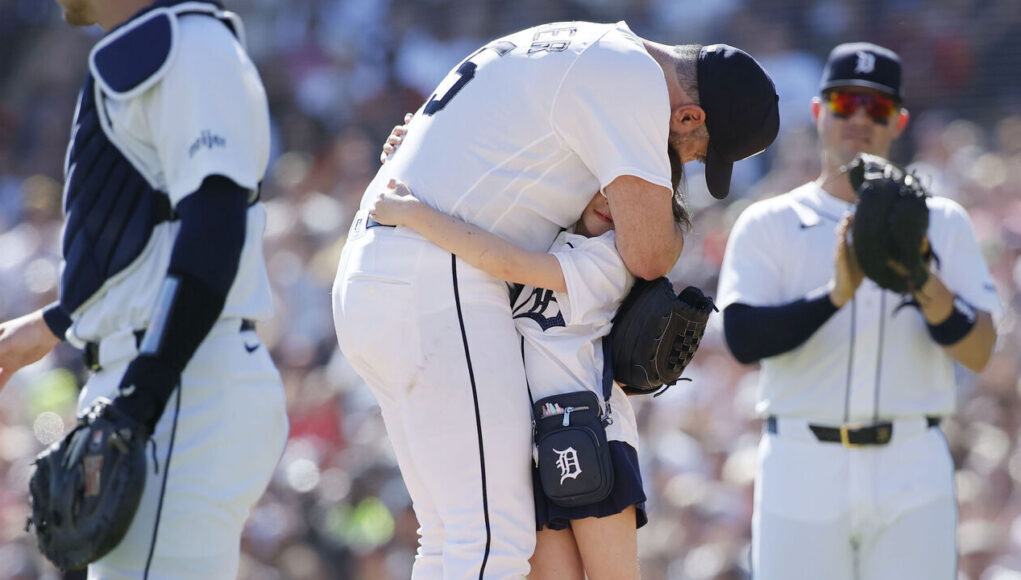 Verlander dice adiós tras una sólida salida y un abrazo inolvidable con su hija