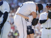 Verlander dice adiós tras una sólida salida y un abrazo inolvidable con su hija