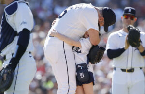 Verlander dice adiós tras una sólida salida y un abrazo inolvidable con su hija