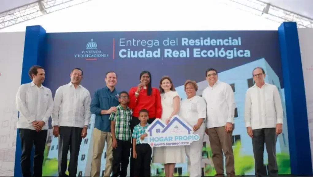 Entregan 836 apartamentos e inauguran escuela para 945 estudiantes en Santo Domingo Este