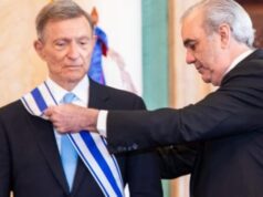 Abinader condecora al excanciller Roberto Álvarez con la Orden del Mérito de Duarte, Sánchez y Mella, en el grado de Gran Cruz, placa de plata