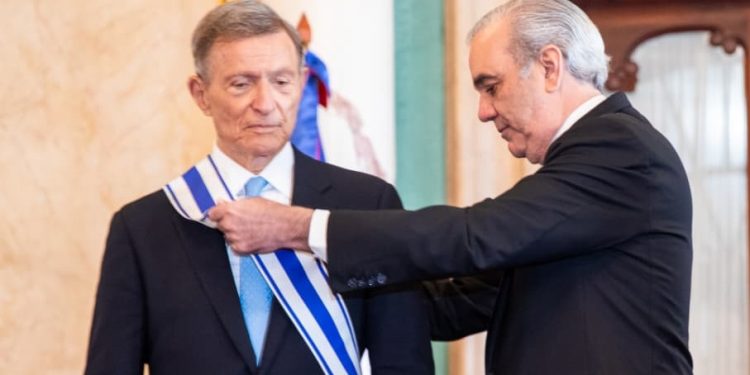 Abinader condecora al excanciller Roberto Álvarez con la Orden del Mérito de Duarte, Sánchez y Mella, en el grado de Gran Cruz, placa de plata