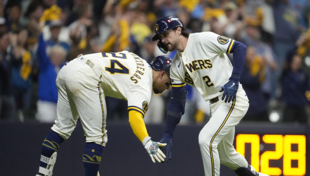 Lara y dominante bullpen ayudan a Cerveceros a llevarse el Juego 1 de SCLN