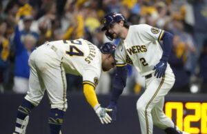 Lara y dominante bullpen ayudan a Cerveceros a llevarse el Juego 1 de SCLN
