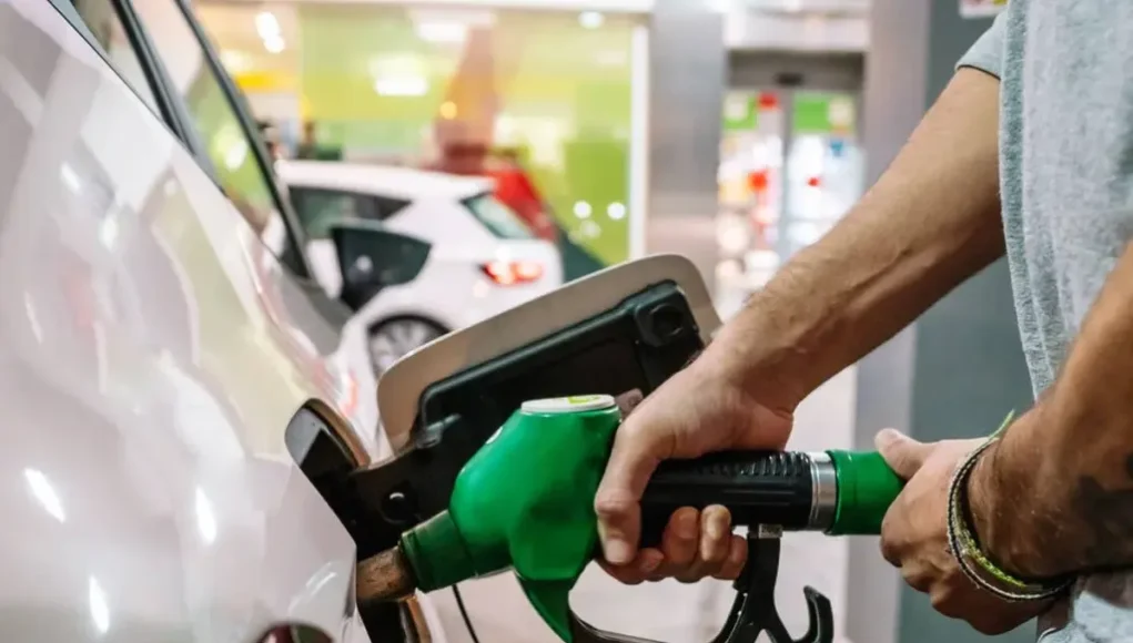 Gobierno congela precios de los principales combustibles