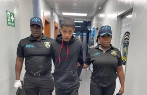 Se entrega a la Policía joven señalado por asalto en Villa María captado en video