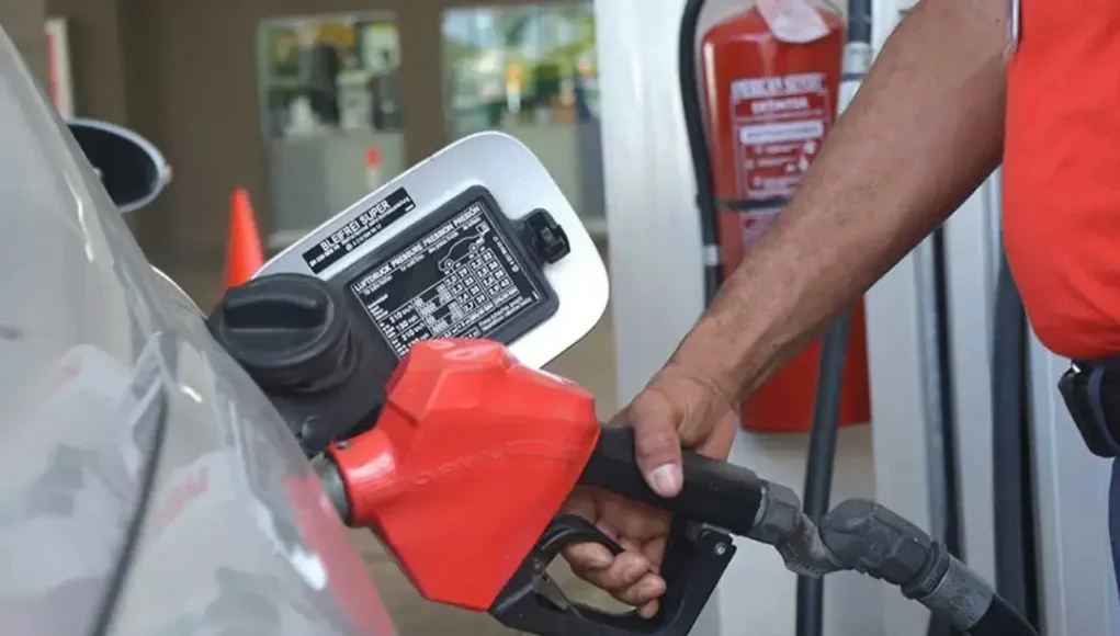 Gobierno congela precios de los principales combustibles