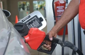Gobierno congela precios de los principales combustibles